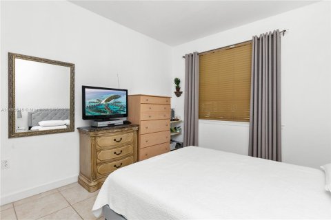 Casa en venta en Miami, Florida, 5 dormitorios, 261.71 m2 № 863292 - foto 18