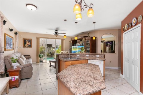 House in Miami, Florida 5 bedrooms, 261.71 sq.m. № 863292 - photo 15