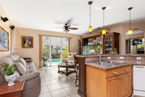 House in Miami, Florida 5 bedrooms, 261.71 sq.m. № 863292 - photo 14