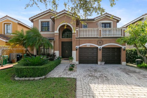 House in Miami, Florida 5 bedrooms, 261.71 sq.m. № 863292 - photo 1