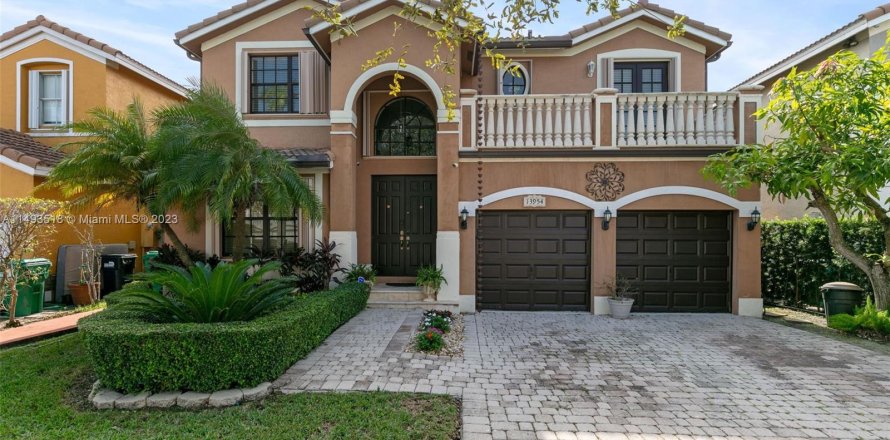 House in Miami, Florida 5 bedrooms, 261.71 sq.m. № 863292