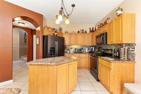 House in Miami, Florida 5 bedrooms, 261.71 sq.m. № 863292 - photo 12