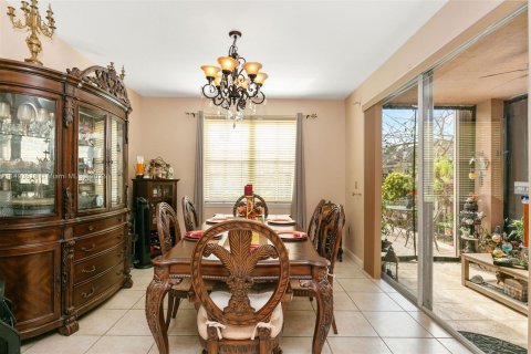 House in Miami, Florida 5 bedrooms, 261.71 sq.m. № 863292 - photo 7