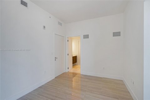 Condominio en alquiler en Miami, Florida, 1 dormitorio, 73.58 m2 № 1367375 - foto 17