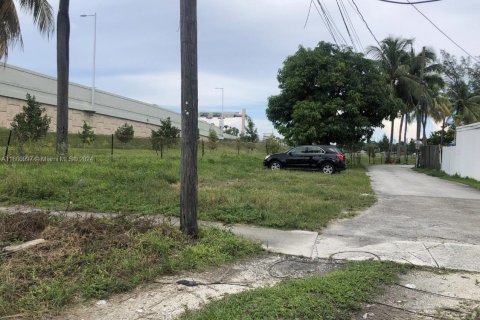 Terreno en venta en Miami, Florida № 1367374 - foto 3