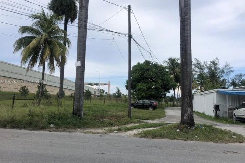 Terreno en venta en Miami, Florida № 1367374 - foto 1