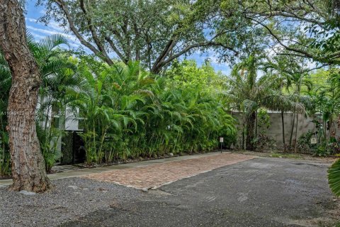 House in Miami, Florida 4 bedrooms, 211.26 sq.m. № 1368987 - photo 23