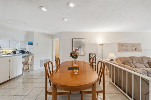 Condo in New Port Richey, Florida, 2 bedrooms  № 1424961 - photo 7