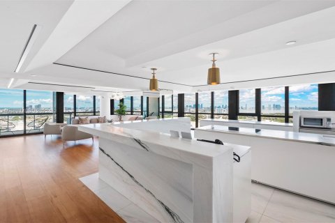 Condominio en alquiler en Miami Beach, Florida, 4 dormitorios, 329.99 m2 № 10412 - foto 10