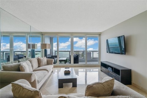 Condominio en alquiler en Miami, Florida, 2 dormitorios, 128.39 m2 № 1826 - foto 3