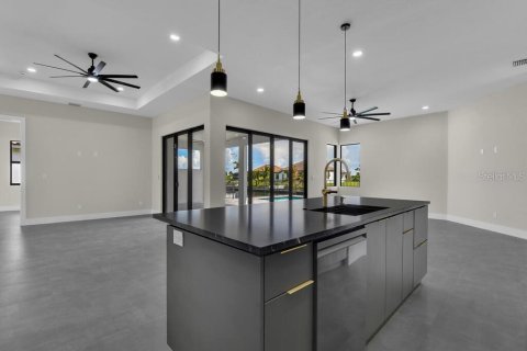 Villa ou maison à vendre à Cape Coral, Floride: 4 chambres, 247.96 m2 № 852321 - photo 12
