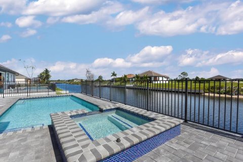 Villa ou maison à vendre à Cape Coral, Floride: 4 chambres, 247.96 m2 № 852321 - photo 4
