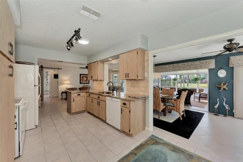 Villa ou maison à vendre à Punta Gorda, Floride: 2 chambres, 166.11 m2 № 1003085 - photo 11