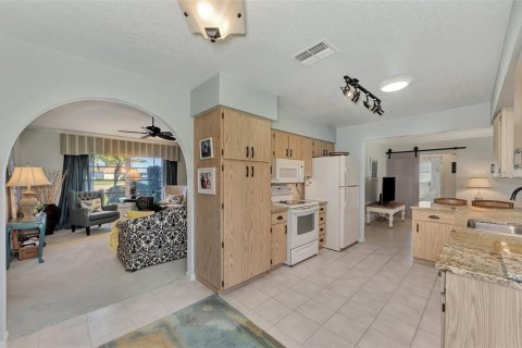 Villa ou maison à vendre à Punta Gorda, Floride: 2 chambres, 166.11 m2 № 1003085 - photo 13