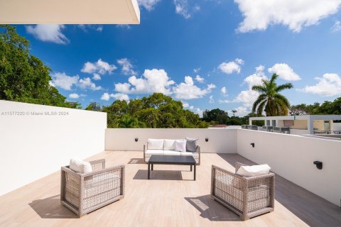 Townhouse in Miami, Florida 5 bedrooms, 379.88 sq.m. № 1162424 - photo 19