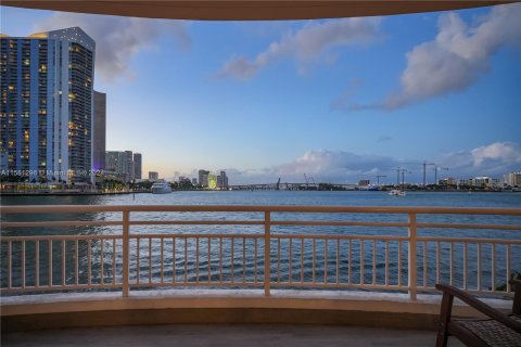 Condominio en venta en Miami, Florida, 4 dormitorios, 302.58 m2 № 1404135 - foto 28