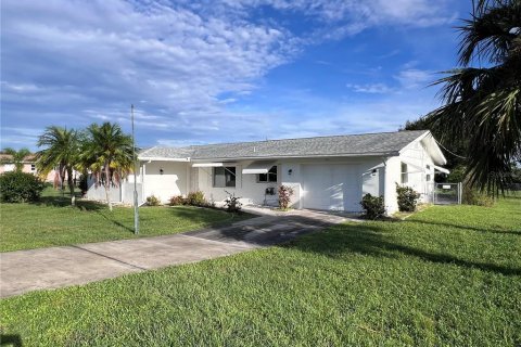 Casa en venta en Port Charlotte, Florida, 2 dormitorios, 140.28 m2 № 1387171 - foto 1