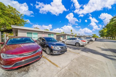 Commercial property in Opa-locka, Florida № 995720 - photo 10
