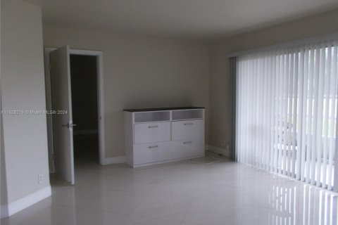 Condominio en venta en Pembroke Pines, Florida, 2 dormitorios, 140 m2 № 995721 - foto 11