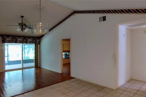 Townhouse in Tampa, Florida 2 bedrooms, 118.73 sq.m. № 1389687 - photo 3