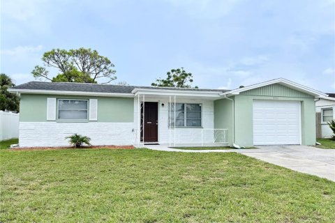 House in Port Richey, Florida 2 bedrooms, 83.98 sq.m. № 1266352 - photo 1