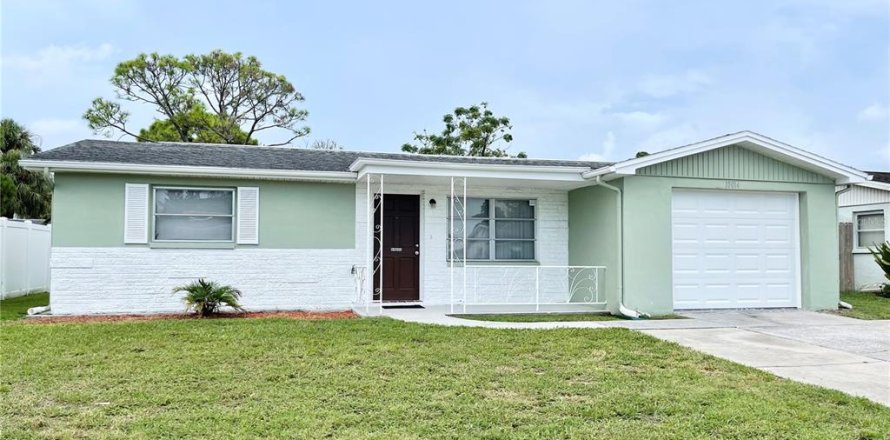 House in Port Richey, Florida 2 bedrooms, 83.98 sq.m. № 1266352