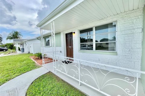 Villa ou maison à vendre à Port Richey, Floride: 2 chambres, 83.98 m2 № 1266352 - photo 2