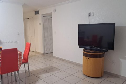 Condo in Hialeah, Florida, 1 bedroom  № 1404609 - photo 5