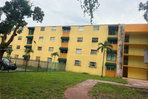 Condo in Hialeah, Florida, 1 bedroom  № 1404609 - photo 1