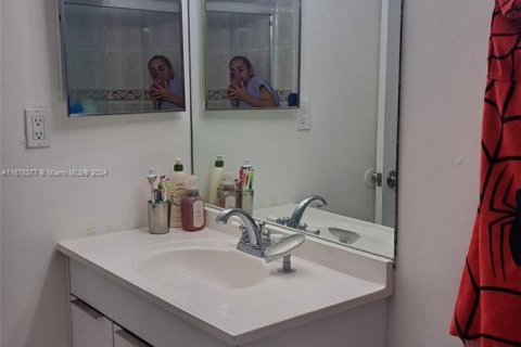 Condo in Hialeah, Florida, 1 bedroom  № 1404609 - photo 13