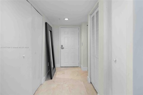 Condo in Miami, Florida, 2 bedrooms  № 1404521 - photo 17