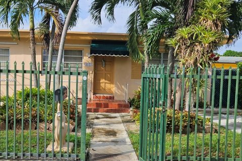 Casa en venta en Miami, Florida, 4 dormitorios, 200.48 m2 № 1404523 - foto 1