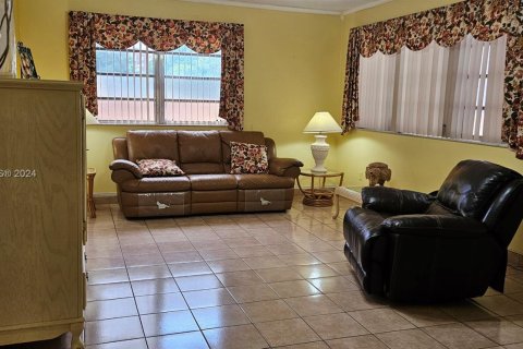 House in Miami, Florida 4 bedrooms, 200.48 sq.m. № 1404523 - photo 3