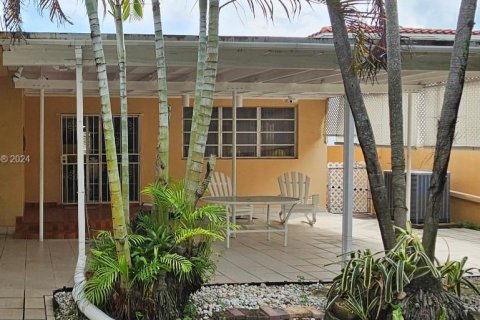 House in Miami, Florida 4 bedrooms, 200.48 sq.m. № 1404523 - photo 2