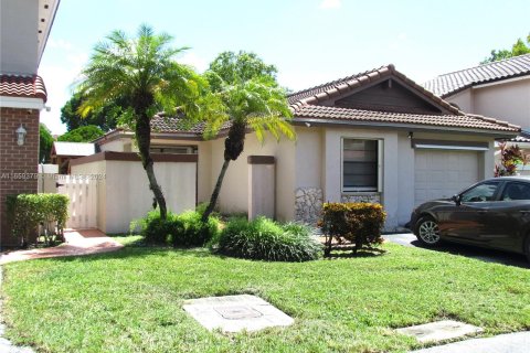 Casa en venta en Hialeah, Florida, 3 dormitorios, 92.16 m2 № 1364087 - foto 2