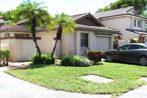 Casa en venta en Hialeah, Florida, 3 dormitorios, 92.16 m2 № 1364087 - foto 1