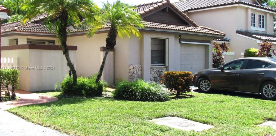 House in Hialeah, Florida 3 bedrooms, 92.16 sq.m. № 1364087