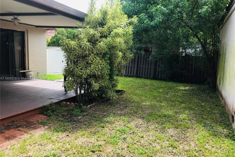 House in Hialeah, Florida 3 bedrooms, 92.16 sq.m. № 1364087 - photo 11