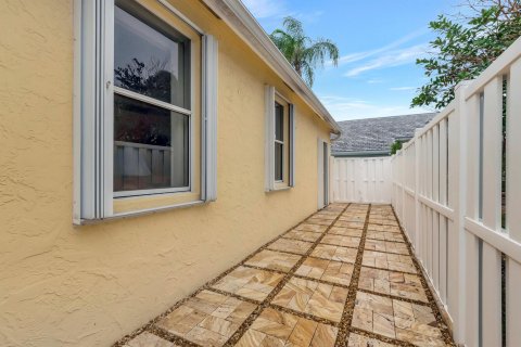 Villa ou maison à vendre à Delray Beach, Floride: 3 chambres, 204.66 m2 № 959202 - photo 2