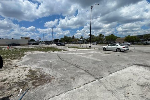 Commercial property in Oakland Park, Florida № 484364 - photo 1