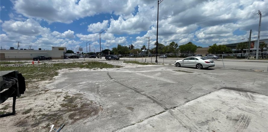 Commercial property in Oakland Park, Florida № 484364