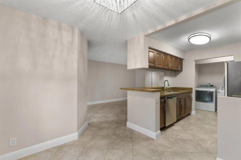 Condo in Coral Springs, Florida, 2 bedrooms  № 1222644 - photo 5