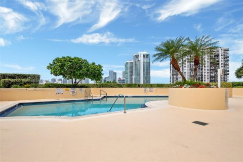 Condominio en alquiler en Miami, Florida, 2 dormitorios, 104.05 m2 № 1398473 - foto 29