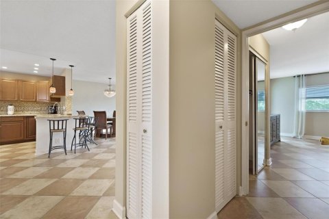 Condo in Hallandale Beach, Florida, 2 bedrooms  № 1398526 - photo 7