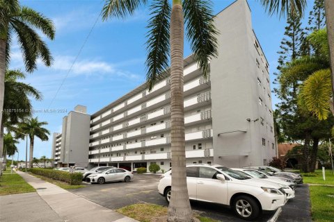 Condo in Hallandale Beach, Florida, 2 bedrooms  № 1398526 - photo 1