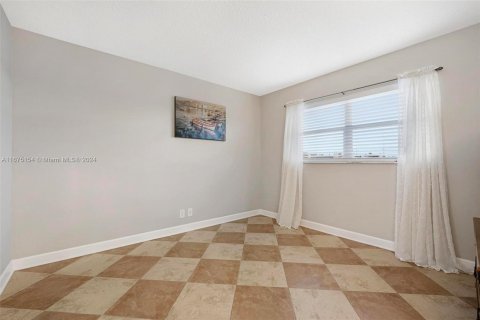 Condo in Hallandale Beach, Florida, 2 bedrooms  № 1398526 - photo 14