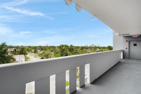 Condo in Hallandale Beach, Florida, 2 bedrooms  № 1398526 - photo 25