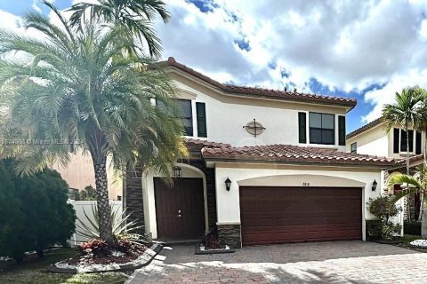 Casa en alquiler en Hialeah, Florida, 4 dormitorios, 223.15 m2 № 1398474 - foto 1