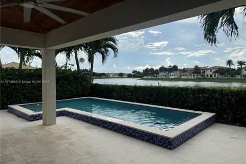 Casa en alquiler en Hialeah, Florida, 4 dormitorios, 223.15 m2 № 1398474 - foto 16