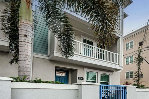 Townhouse in Saint Petersburg, Florida 3 bedrooms, 170.85 sq.m. № 1370243 - photo 12